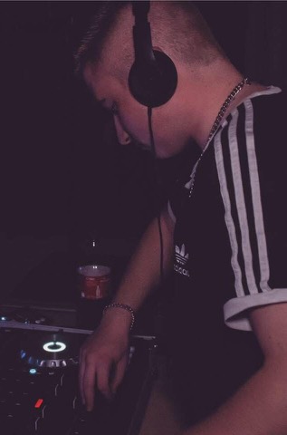 Mobiler DJ werden mit Verantwortung fuer Aufbau und Ablauf